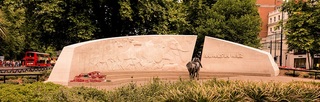 Animals_in_War_Memorial,_Hyde_Park,_London.jpg