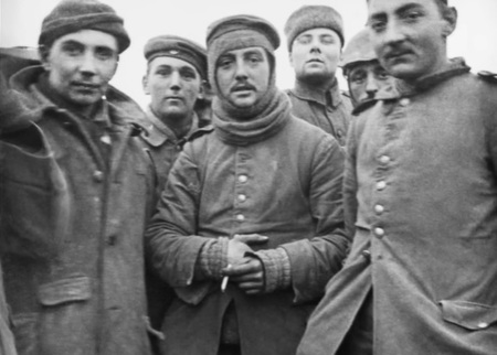 一緒に写真におさまる英独の兵士たち - コピー.jpg